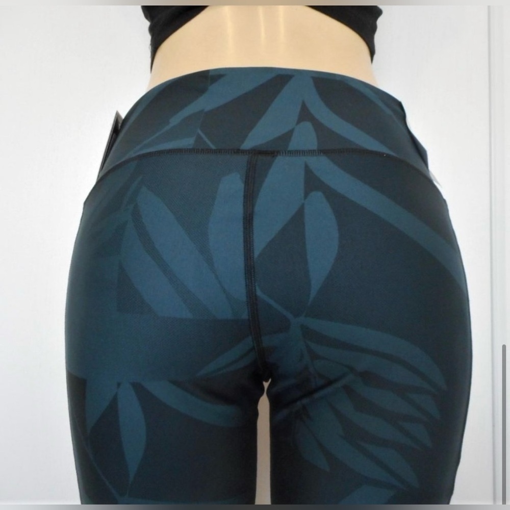 Women's HeatGear® Crop Deep Cyan/Breeze
Legging | Under Armour NWOT-Sz XL - Picture 13 of 16